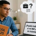 Persona joven revisando su NIE en trámite mientras trabaja en España